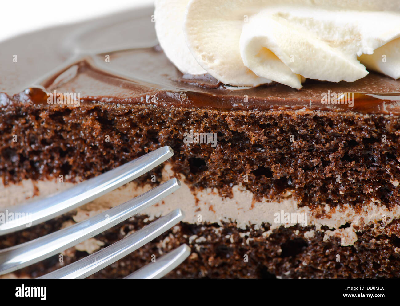 Schokolade Kuchen Makro mit Gabel Stockfoto