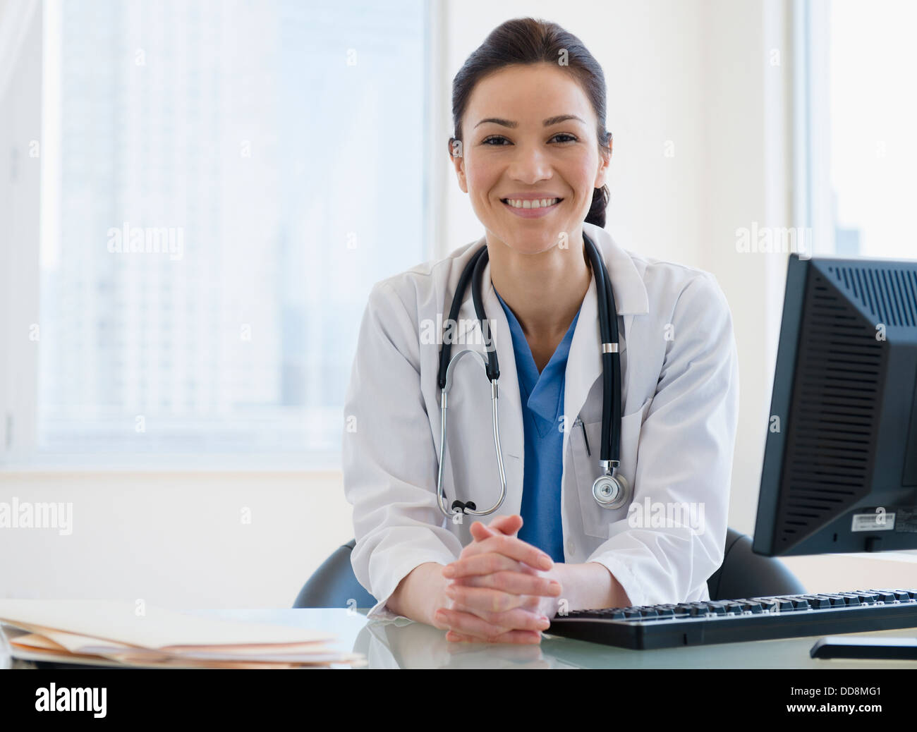 Kaukasische Arzt Lächeln an der Rezeption Stockfoto