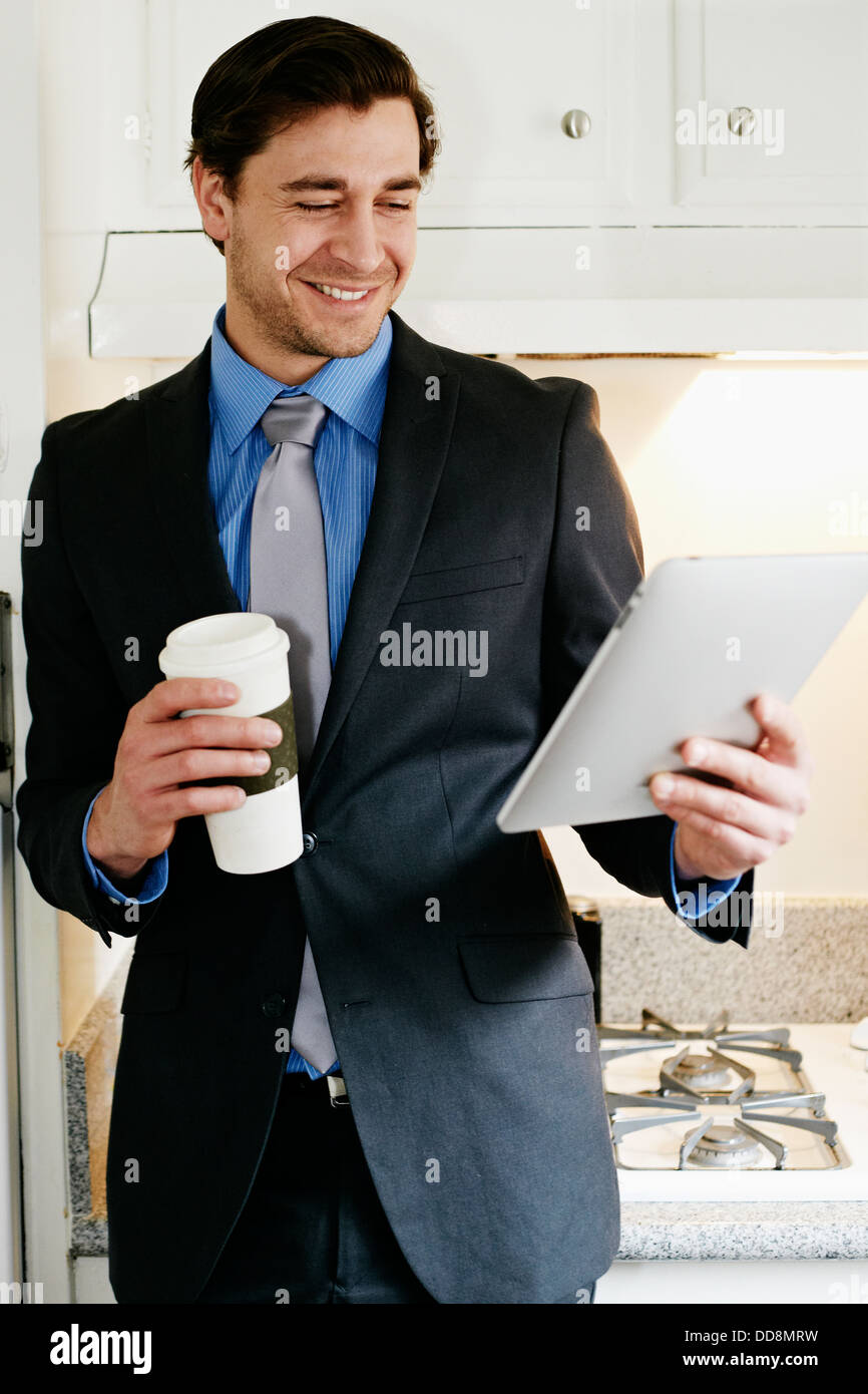 Kaukasische Geschäftsmann mit Tablet-PC in der Küche Stockfoto