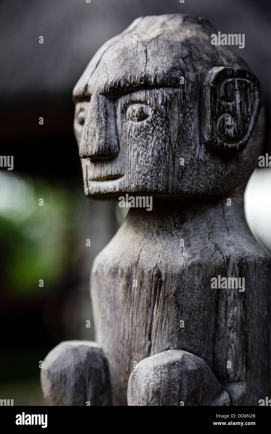 Skulptur aus Holz von einem Mann sitzen. konzentrierte sich auf die Statue. Stockfoto