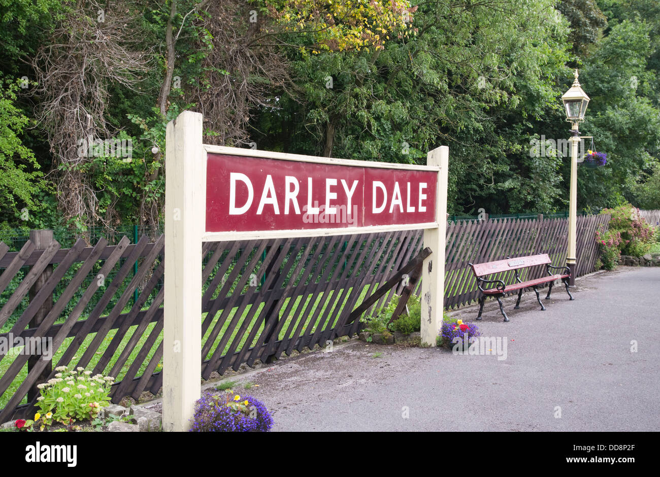 Darley Dale Bahnsteig der Peak-Bahnlinie, die zwischen Rowsley und