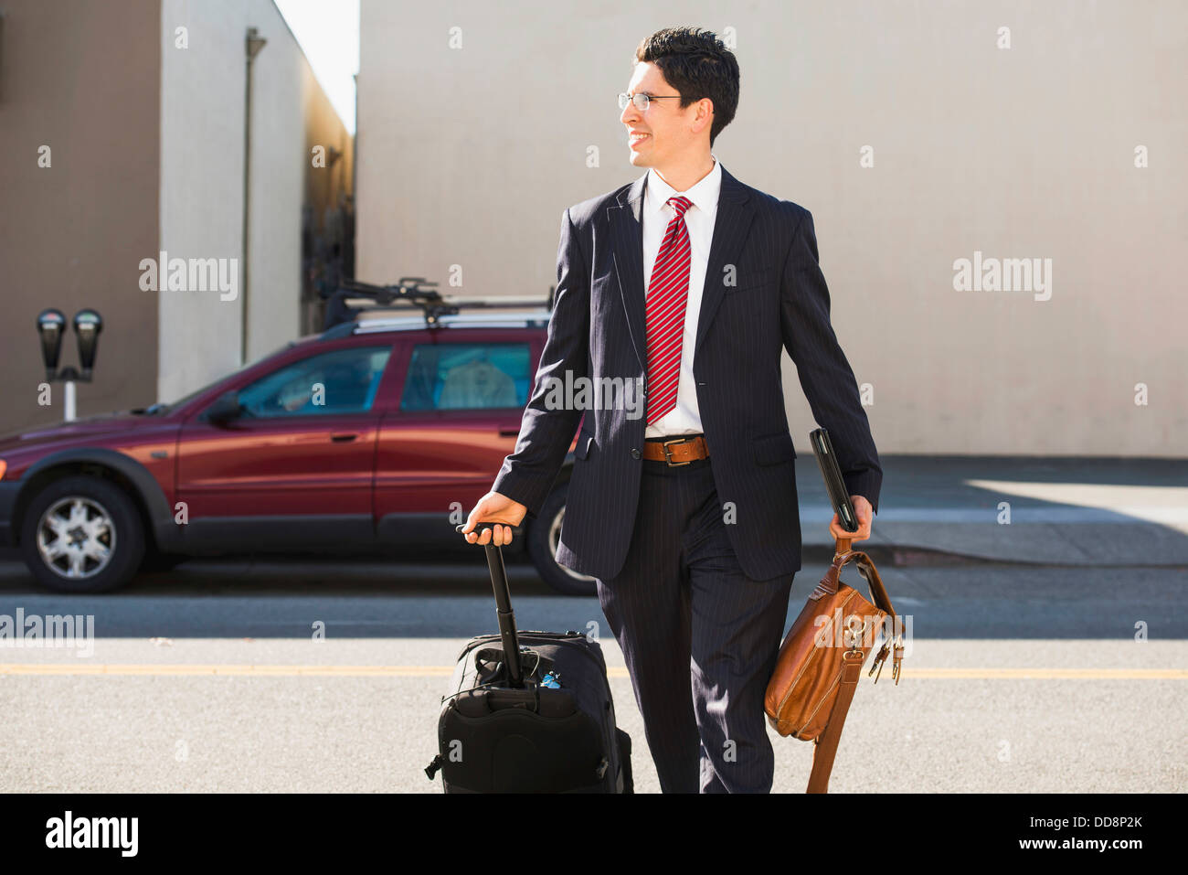 Hispano-Amerikaner Geschäftsmann rollenden Gepäck Stockfoto