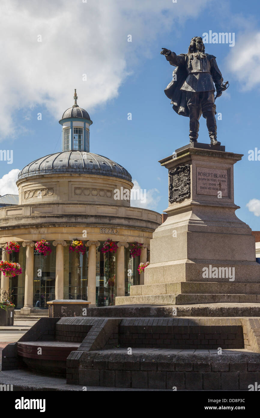 England Somerset, Bridgwater, Corn Exchange & Blake statue Stockfoto