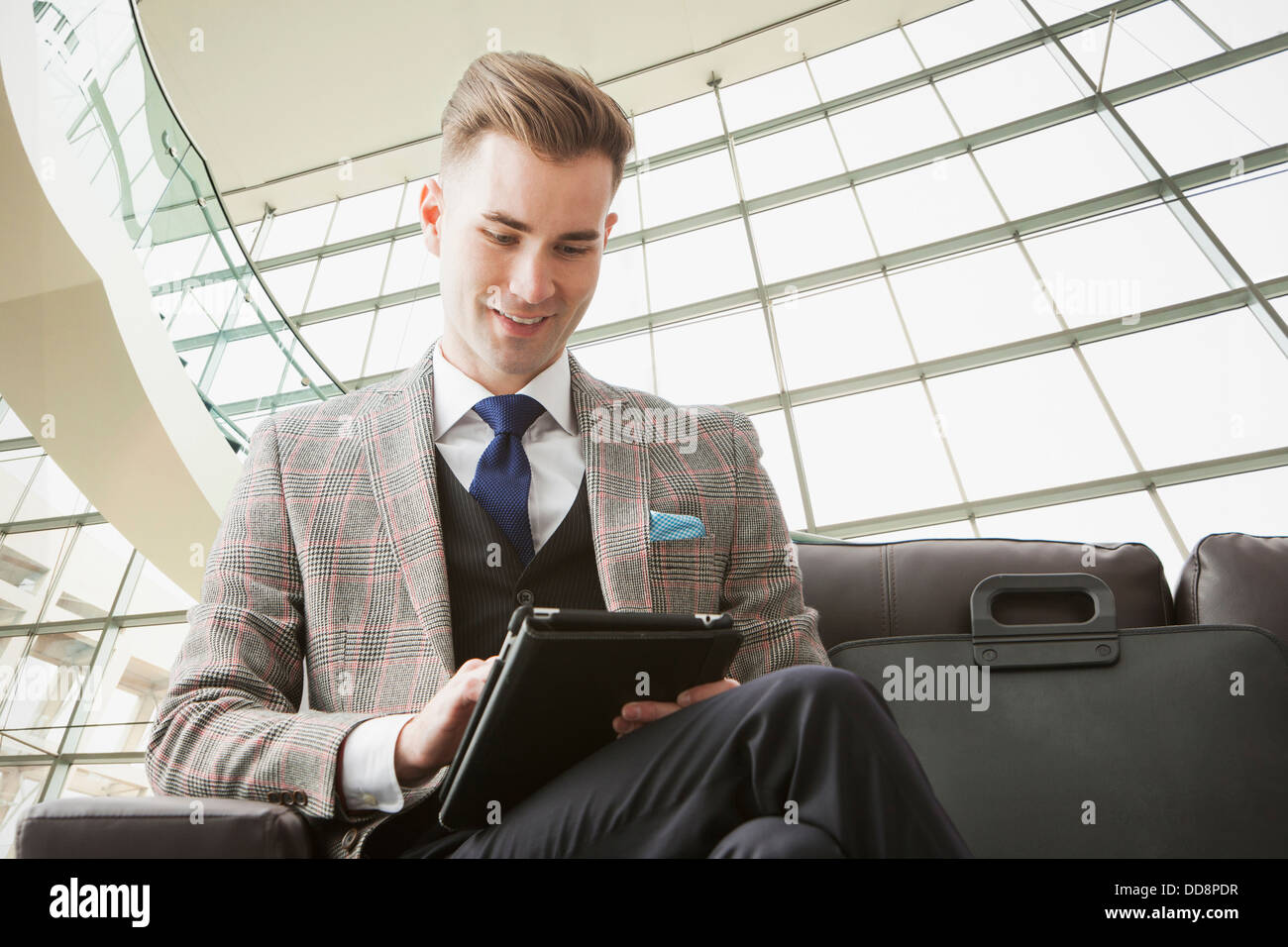 Kaukasische Geschäftsmann mit digital-Tablette Stockfoto