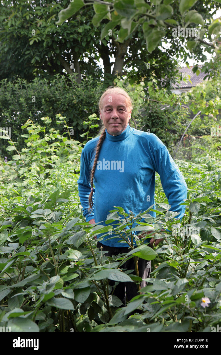 Bio-Gärtner, Schriftsteller, Sender und Englische Exzentriker, Bob Flowerdew, in seinem Garten Dickleburgh, Norfolk, Großbritannien Stockfoto