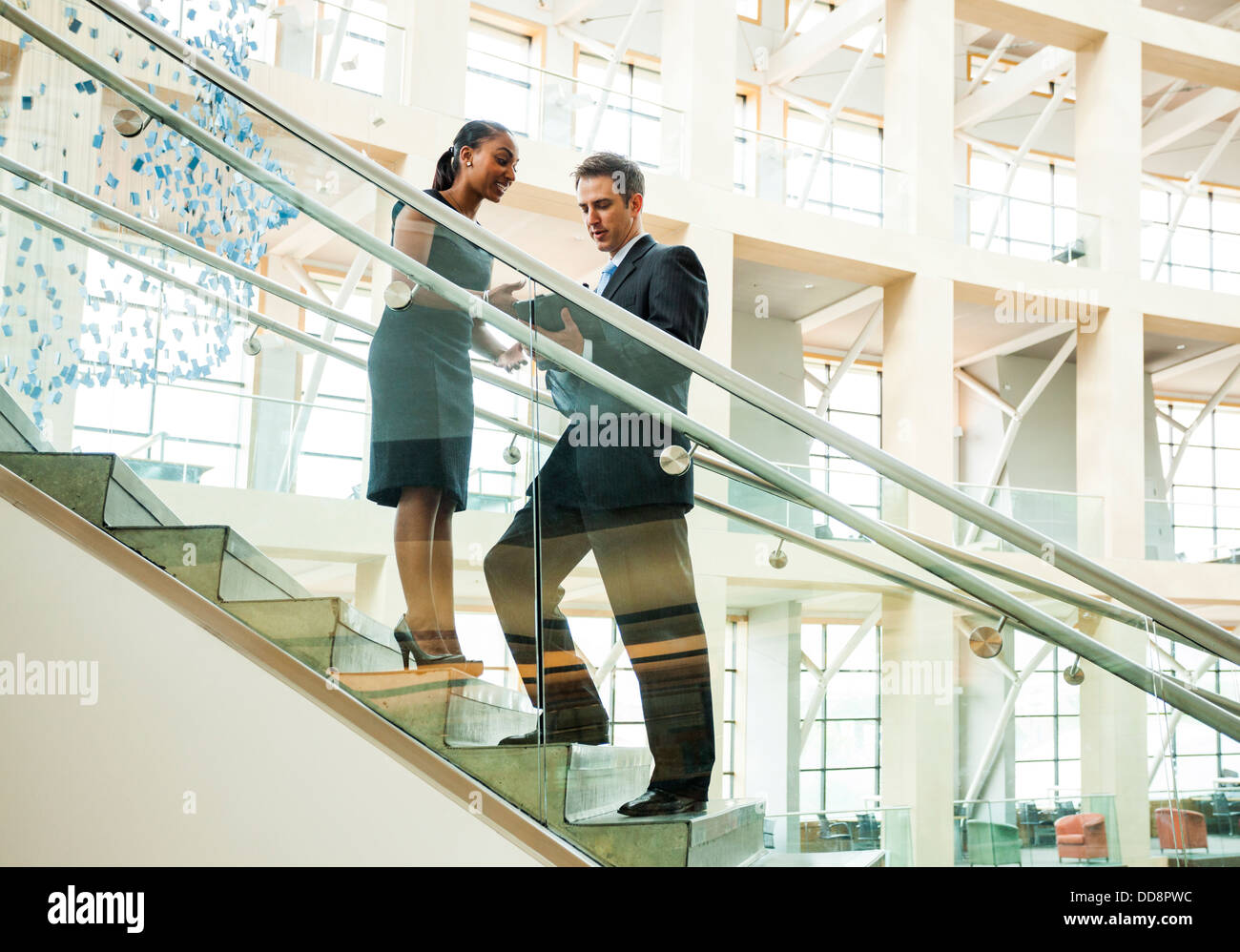 Business-Leute, die reden auf Treppe Stockfoto