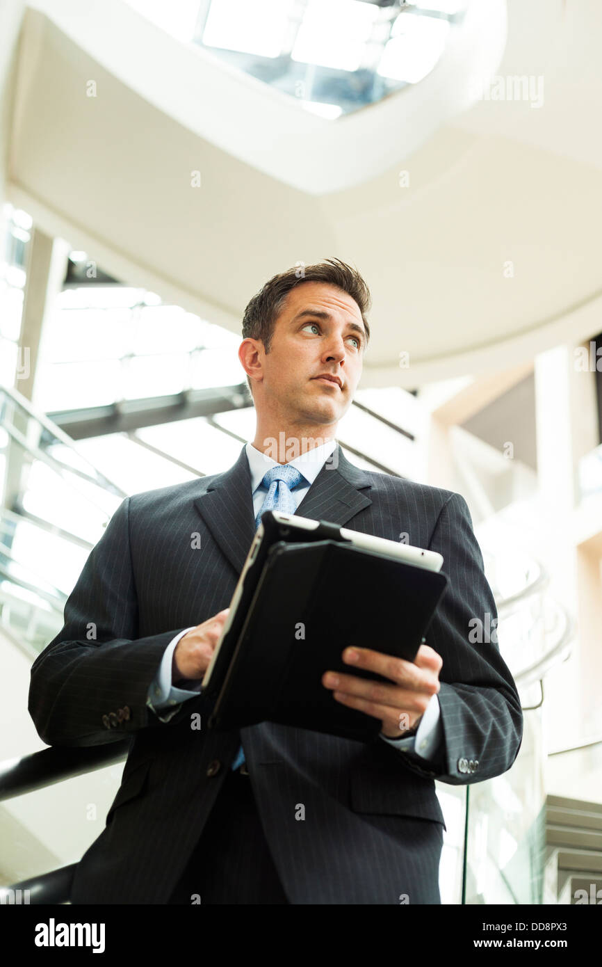 Kaukasische Geschäftsmann mit digital-Tablette Stockfoto