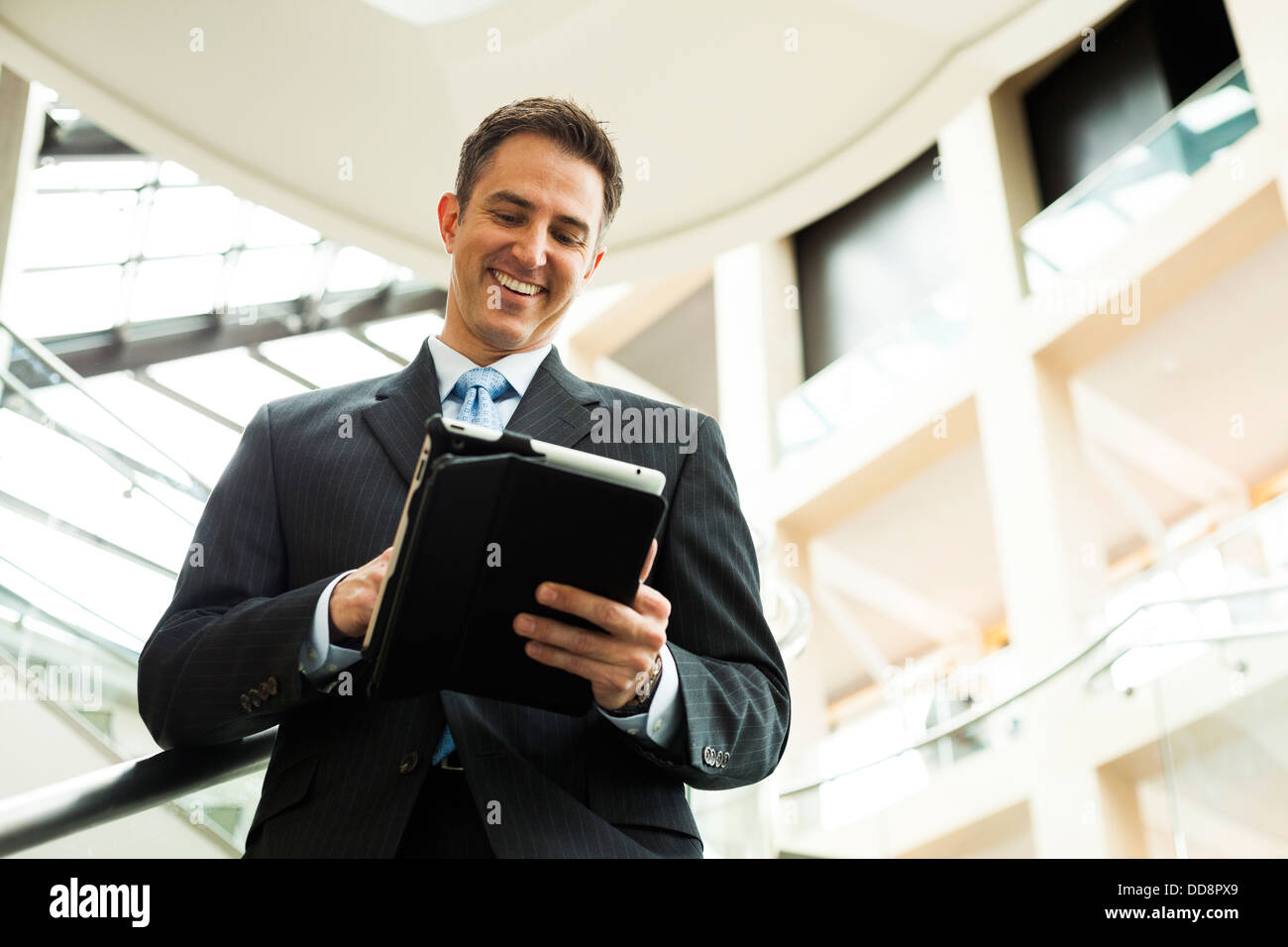 Kaukasische Geschäftsmann mit digital-Tablette Stockfoto