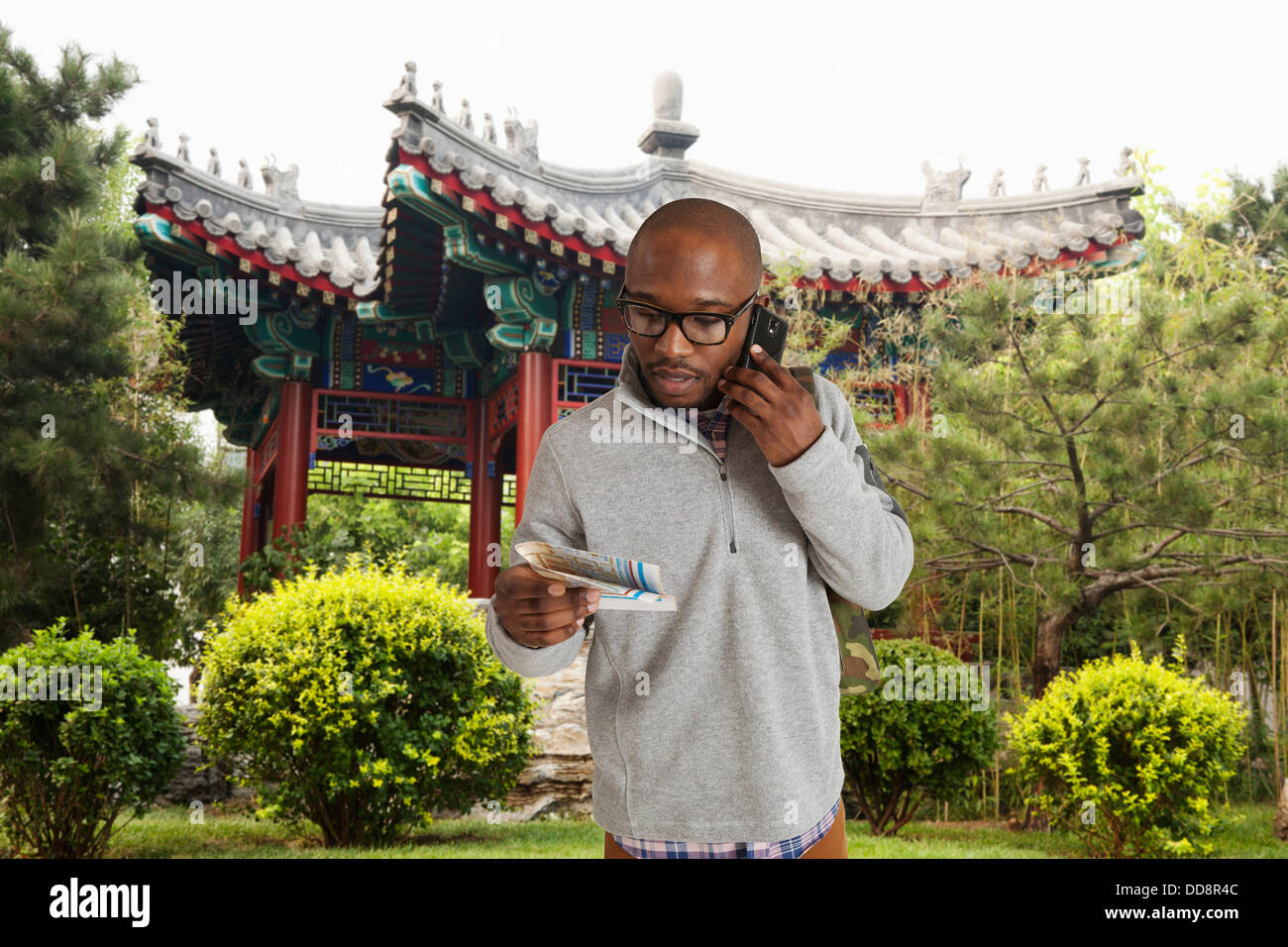 Schwarzer Mann lesen Karte auf Stadt Street, Beijing, Peking, China Stockfoto