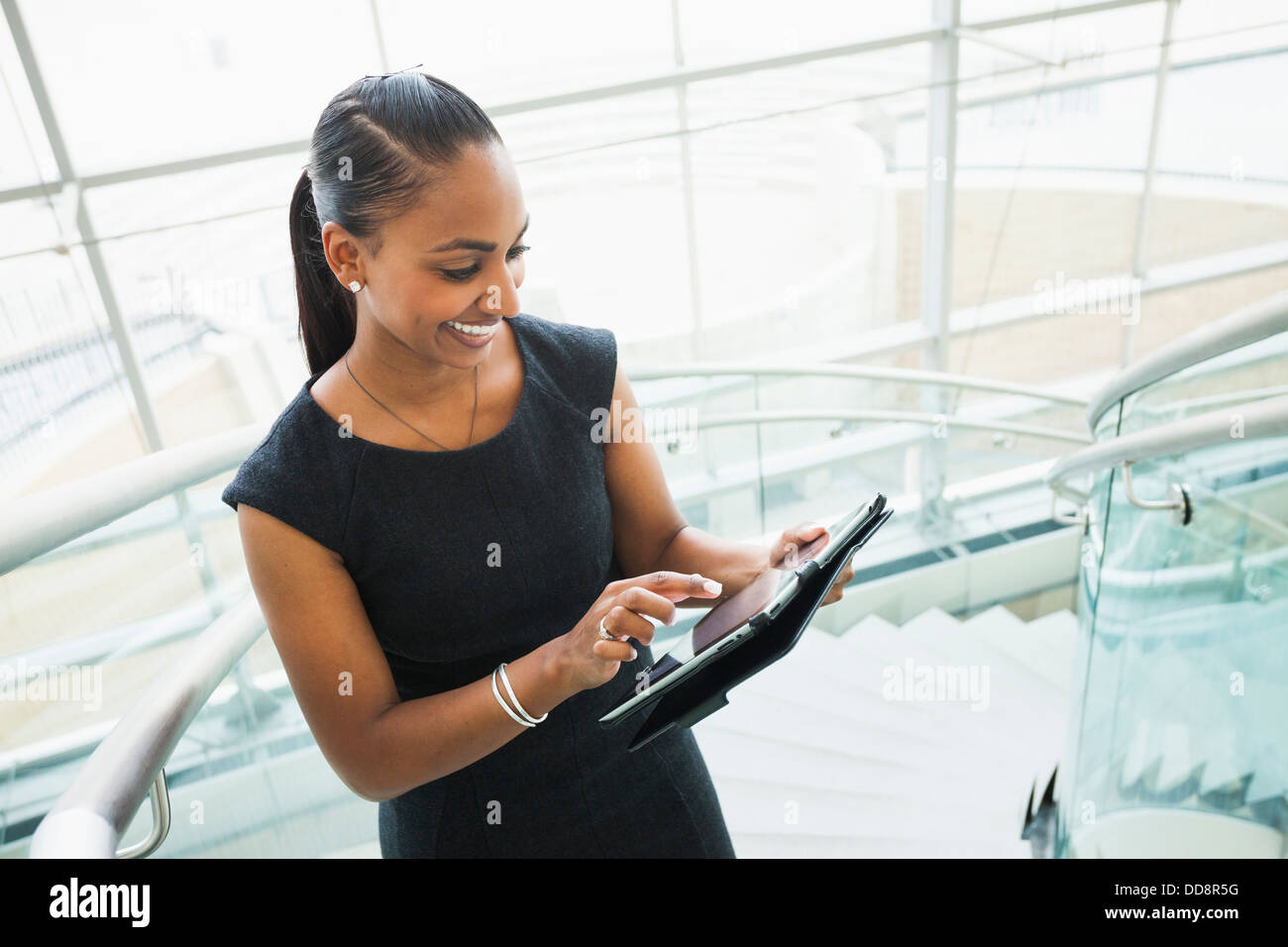 Indische Geschäftsfrau mit digital-Tablette Stockfoto