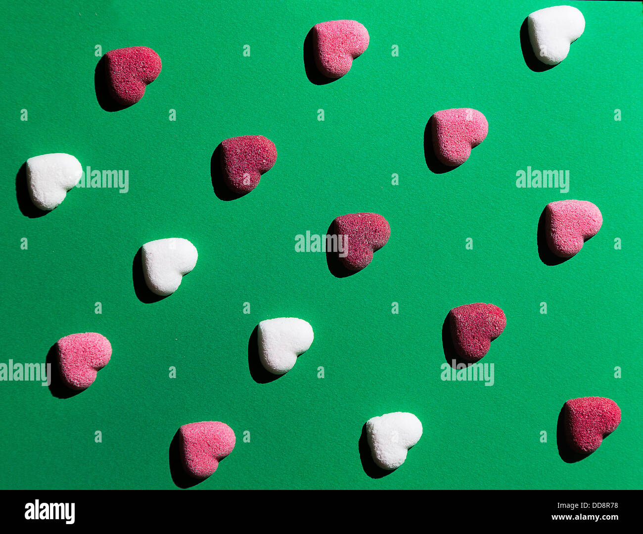 Bunte Zuckerherzen auf Grünfläche Stockfoto