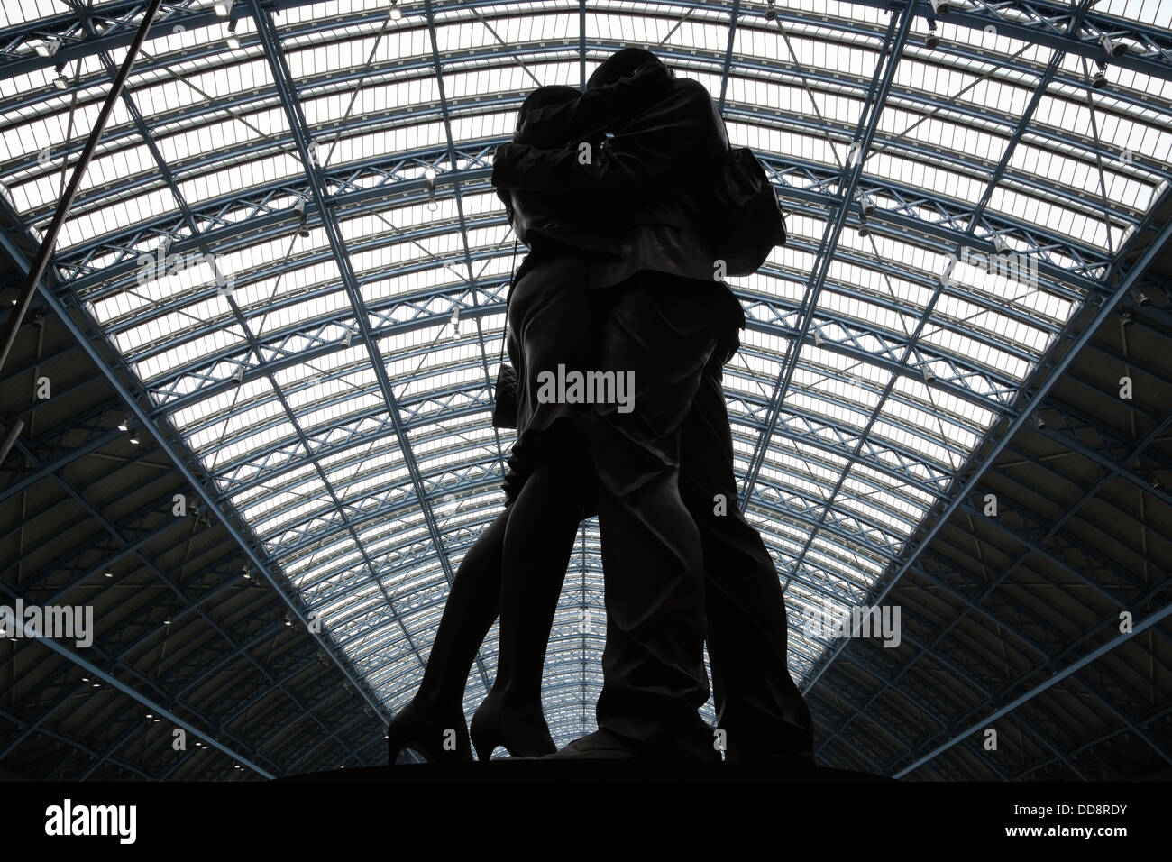 "Der Treffpunkt" Statue (Künstler Paul Day) bei St. Pancras International Railway Station, London, England, UK Stockfoto