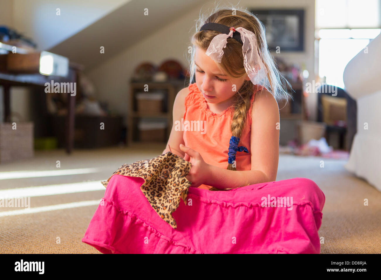 Kaukasische Mädchen schneiden Stoff Stockfoto