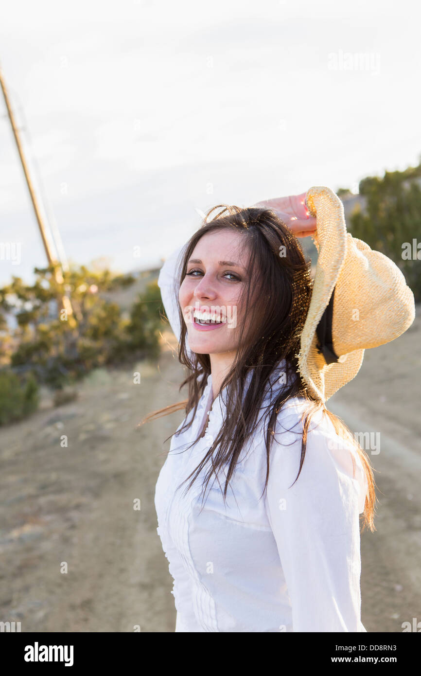 Kaukasische Frau lächelnd auf Feldweg Stockfoto