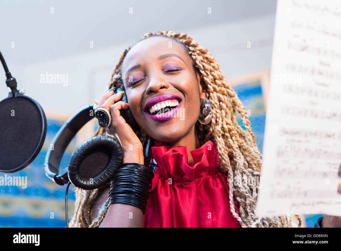 Afroamerikanische Sängerin im studio Stockfoto