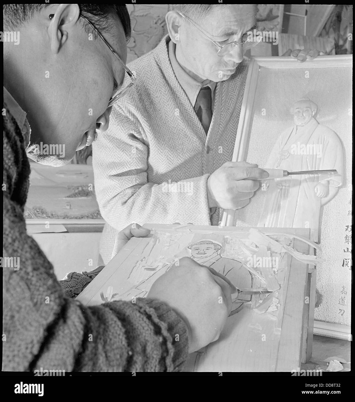 Im Granada Relocation Center (Amache), Colorado, zeigt M.Y. Murakami traditionelle japanische Kunst während der Internierung im Zweiten Weltkrieg. Die Demonstration war eine Form des kulturellen Erhalts in einer schwierigen Zeit. Stockfoto