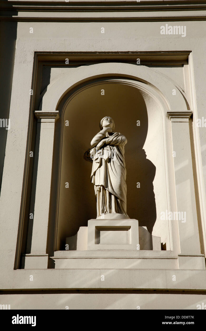 Statue in einer der Nischen des Royal Opera House, Covent Garden, London, UK Stockfoto