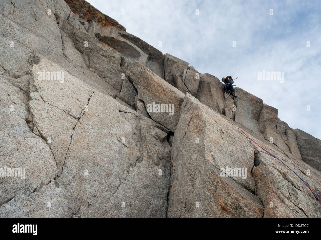 Alpinist Klettern vertikale Felswand - Aiguille du Midi : Éperon des Cosmiques - via Voie Rébuffat. Stockfoto