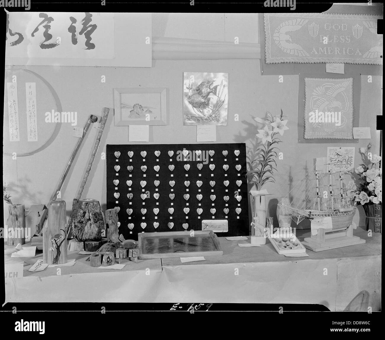 Im Granada Relocation Center (Amache, Colorado) zeigten internierte japanische Amerikaner verschiedene Holzkreationen im Rahmen einer Kunsthandwerk-Ausstellung. Stockfoto