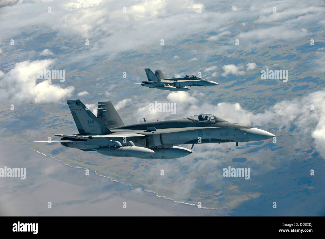 Canadian Air Force CF-18 Hornet-Kampfflugzeuge von 409 Geschwader fliegen eine Mission während des Trainings wachsam Eagle 28. August 2013 über Cold Lake, Alberta, Kanada. Stockfoto