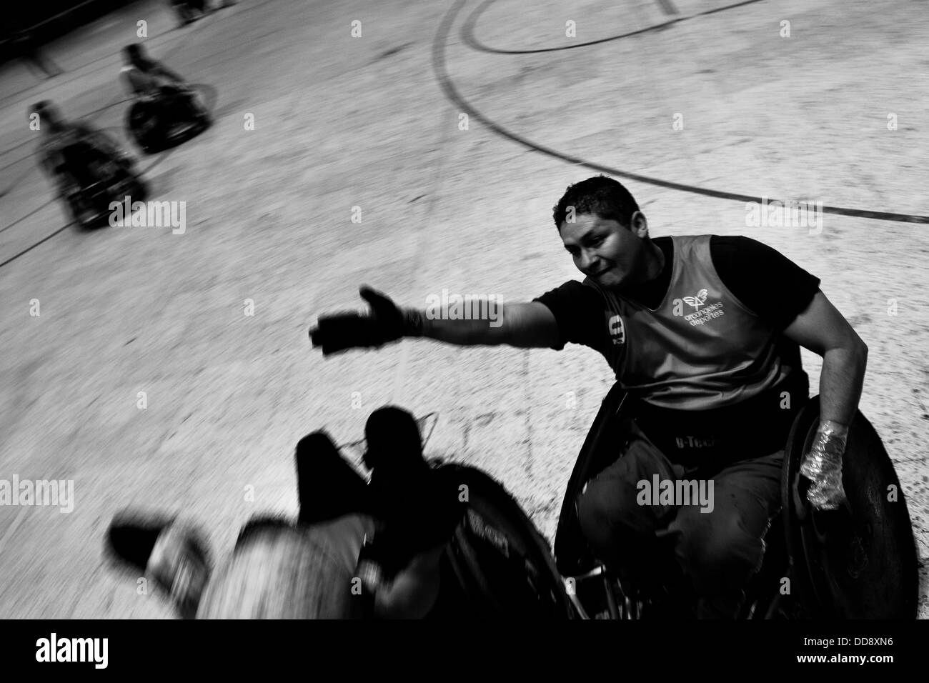 Eine kolumbianische deaktiviert Athleten Blöcke einen Pass während ein Rollstuhl Rugby-Training-Spiel in der Arena in Bogota, Kolumbien. Stockfoto