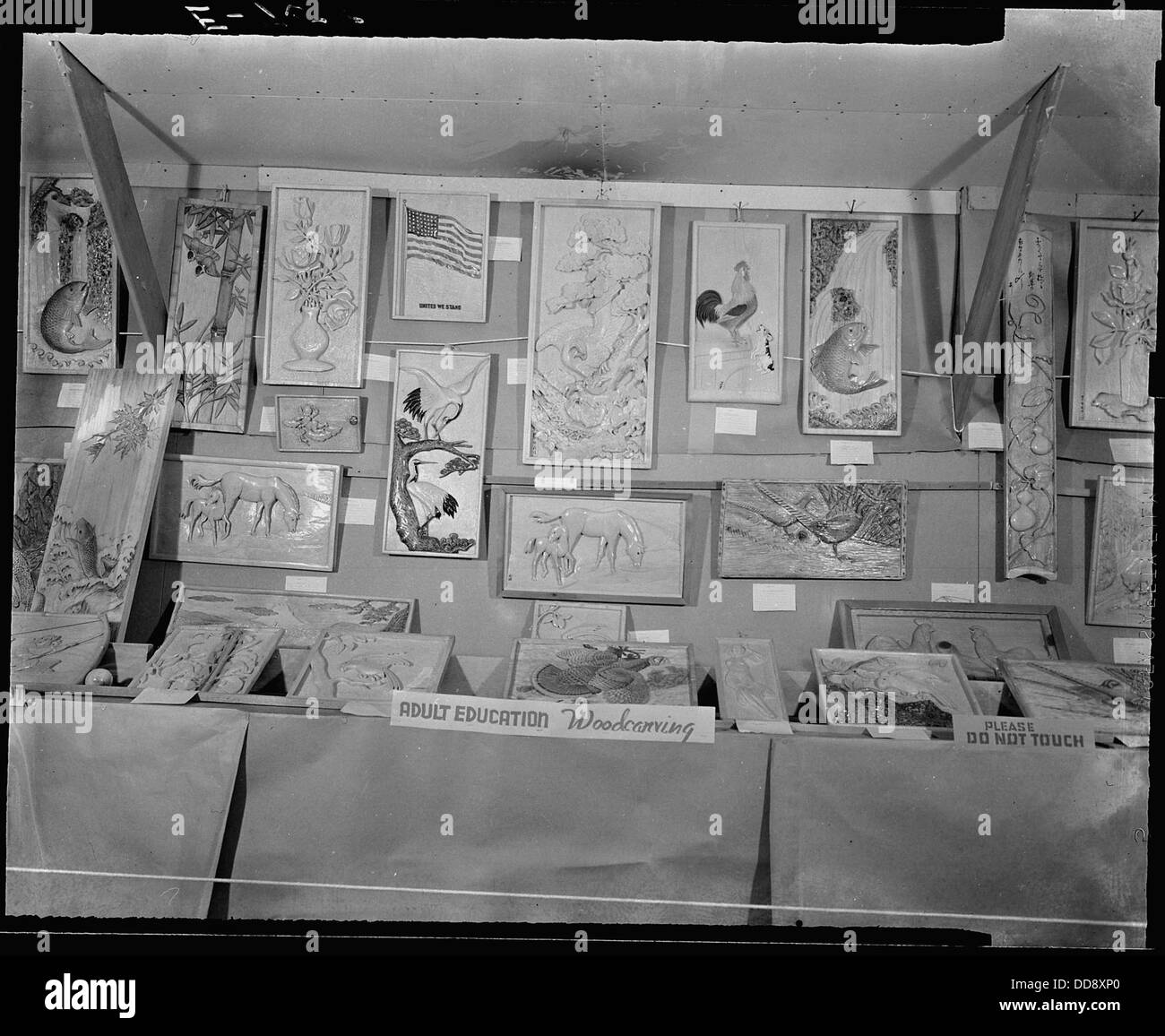 Dieses Foto zeigt Holzschnitzereien auf einer Ausstellungstafel im Arts and Crafts Building des Granada Relocation Center in Amache, Colorado. Diese Schnitzereien wurden von japanischen amerikanischen Internierten während des Zweiten Weltkriegs erstellt Stockfoto