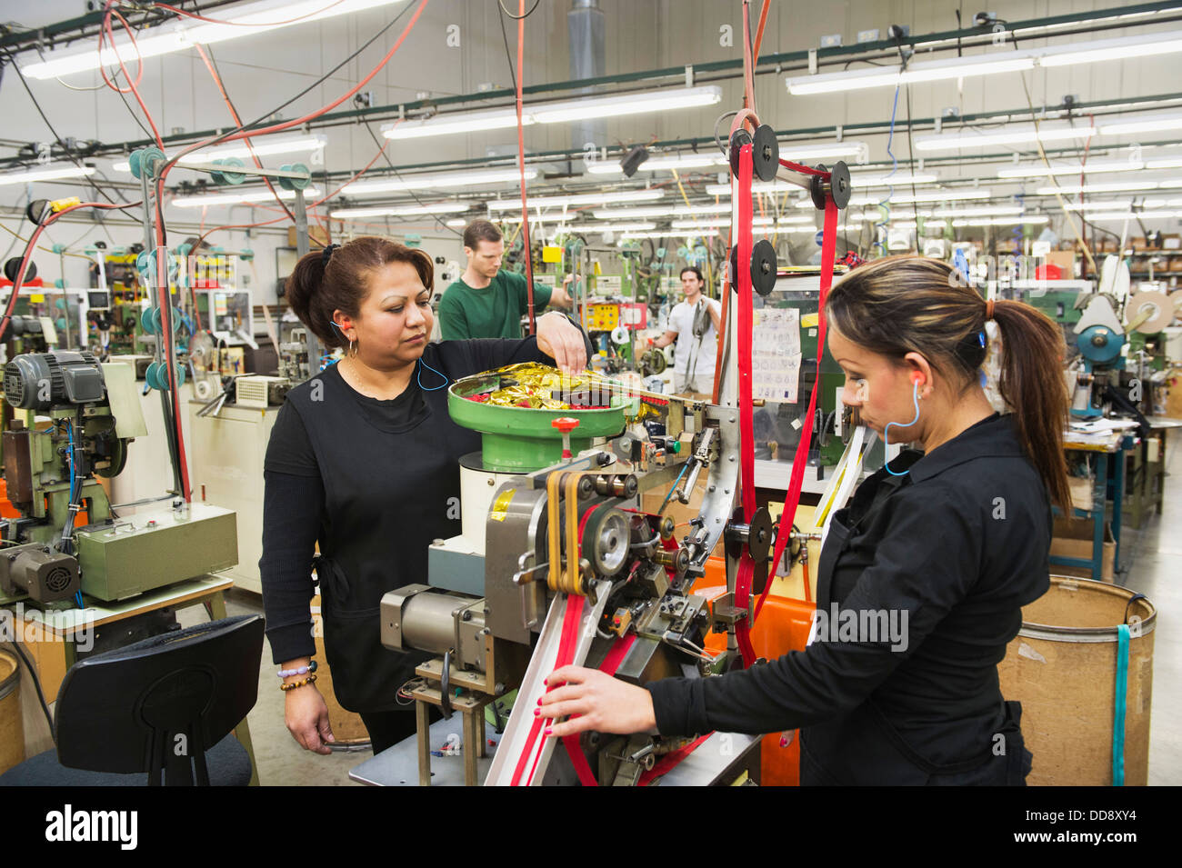 Arbeitnehmer, die Bedienung von Maschinen in Textilfabrik Stockfoto