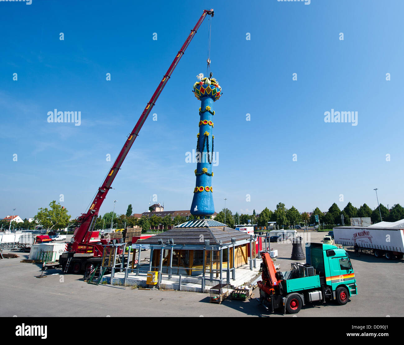 Die Fruchtsäule ist am Festgelände Cannstatter Wasen in Stuttgart, Deutschland, 29. August 2013 installiert. Die Spalte ist das Wahrzeichen der das Cannstatter Volksfest, das auf dem Cannstatter Wasen vom 27 September bis zum 13. Oktober 2013 stattfindet. Foto: DANIEL BOCKWOLDT Stockfoto