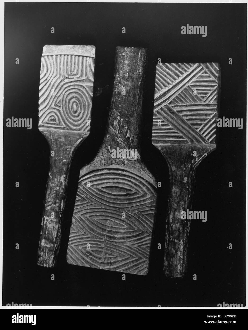 Handgeschnitzte Keramikpaddel sind aufwendig gestaltete Objekte, die oft von Handwerkern für praktische und dekorative Zwecke gefertigt werden. Diese Paddel spiegeln kulturelle Traditionen und Handwerkskunst wider, mit detaillierten Designs und künstlerischem Wert. Stockfoto