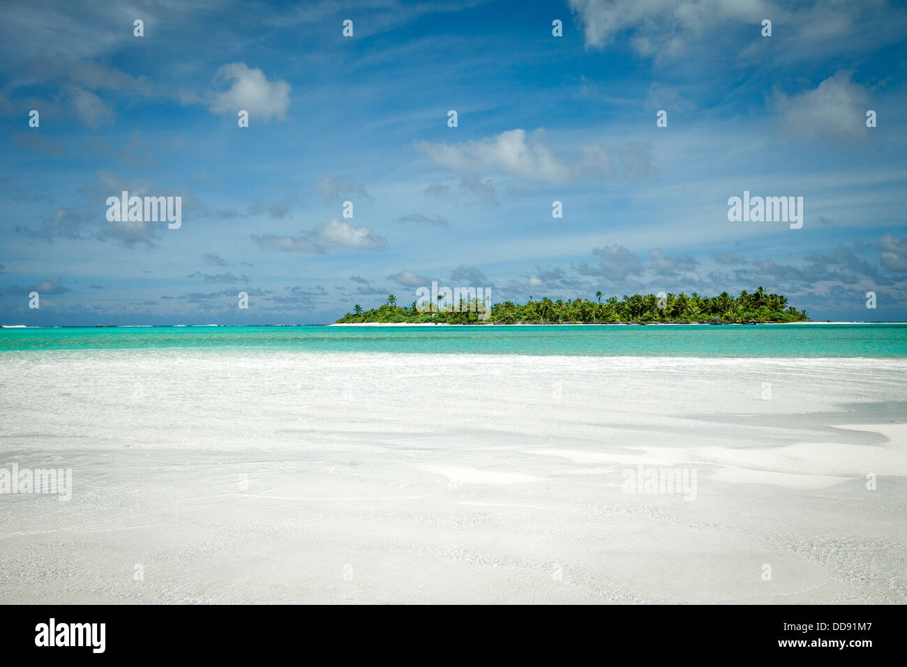 Maina-Atoll gesehen vom weißen Sandstrand der Wüste Honeymoon Island, Aitutaki Lagune - Cook Islands-Südsee Stockfoto