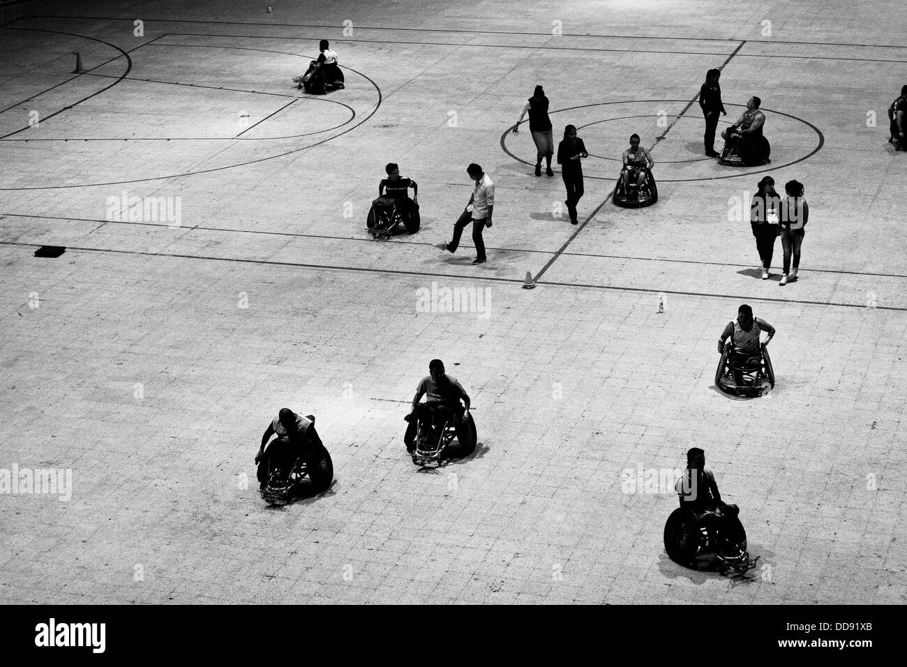 Kolumbianische behinderten Athleten verlassen den Spielplatz nach einem Rollstuhl Rugby training Spiel in die Arena in Bogota, Kolumbien. Stockfoto