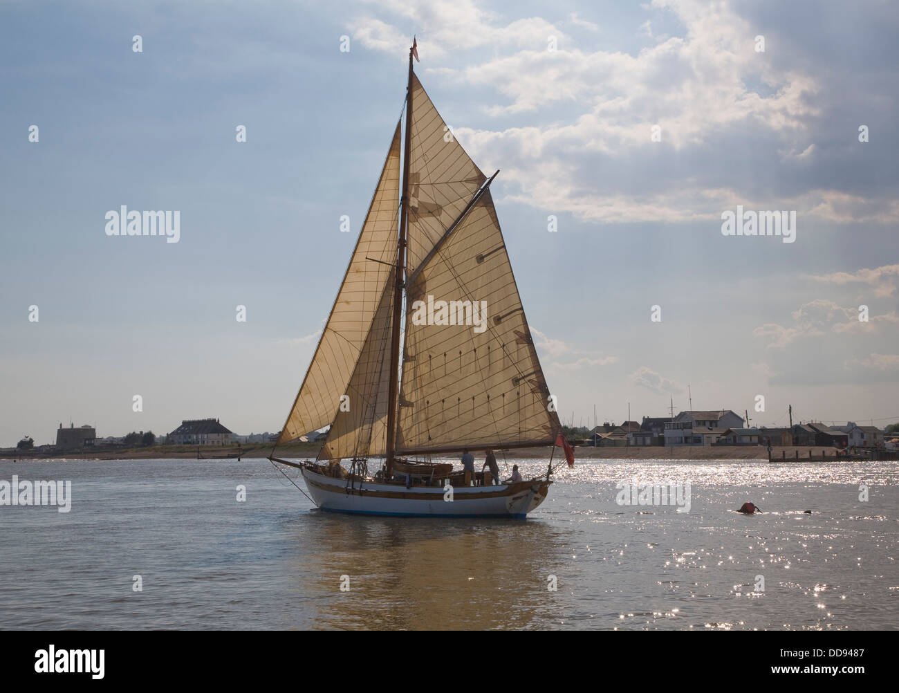 Historischen hölzernen Segeln Yacht Boot vollen Segeln River Deben Mund Bawdsey Kai Suffolk England Stockfoto