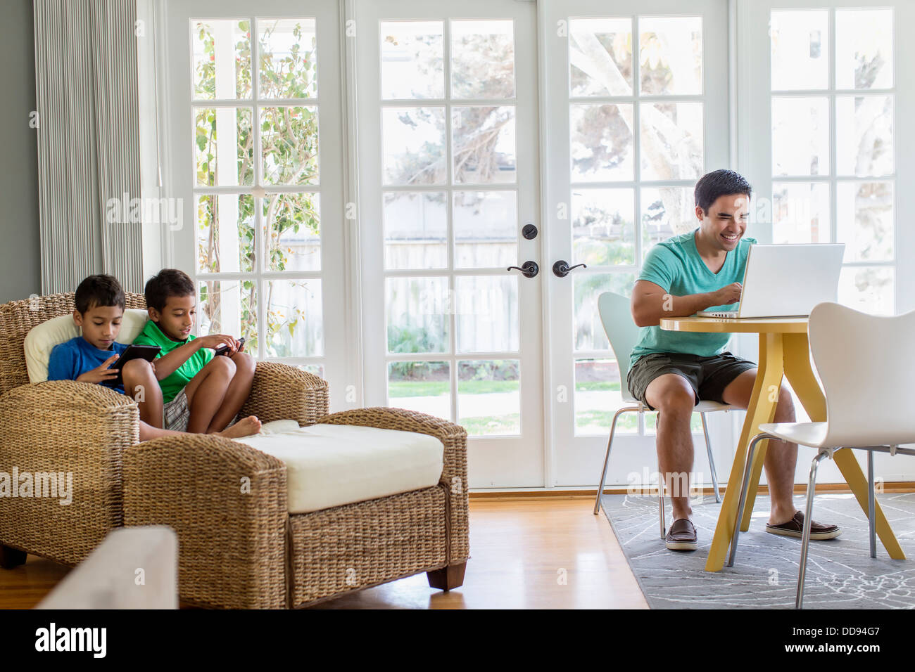 Hispanische Familie entspannen im Wohnzimmer Stockfoto