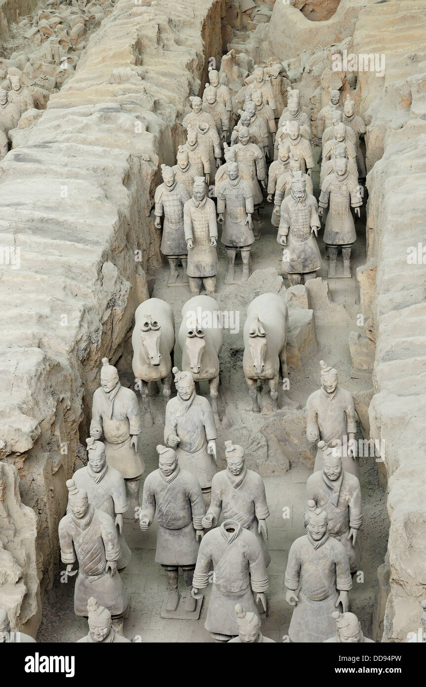 Die Terrakotta-Armee, verteilt auf drei großen unterirdischen ...