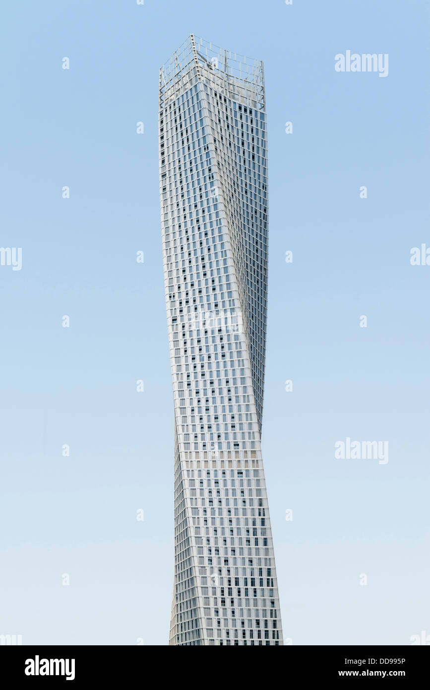 Blick auf neue Cayan Tower einen modernen Wolkenkratzer mit verdrehten Design im Marina District von Dubai VAE Stockfoto