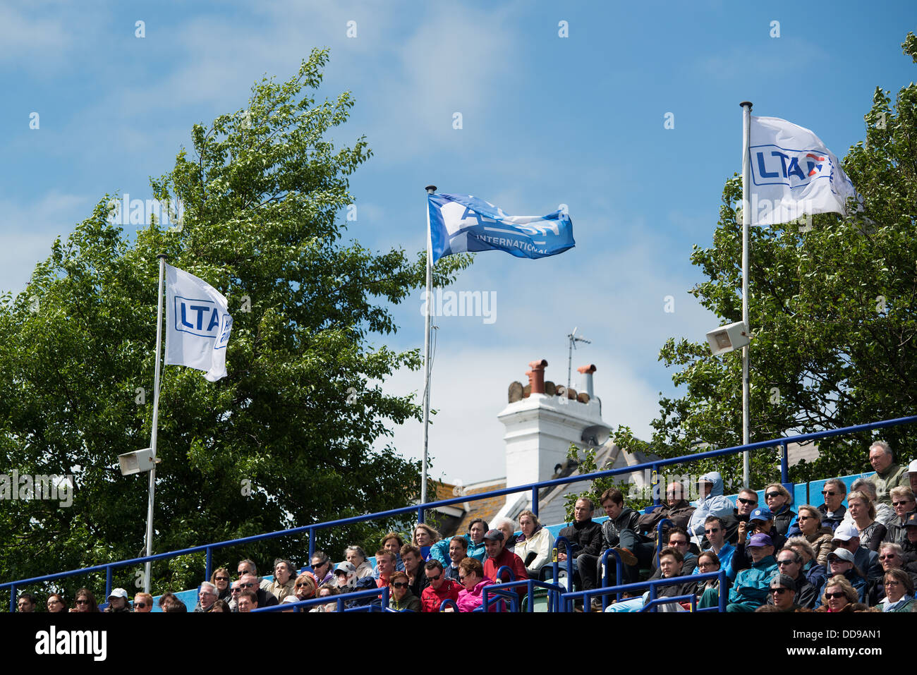LTA-Aegon Fahne flattern im Wind über dem Zuschauer an einem luftigen Sommertag bei den Aegon International-Tennis-Turnier Stockfoto
