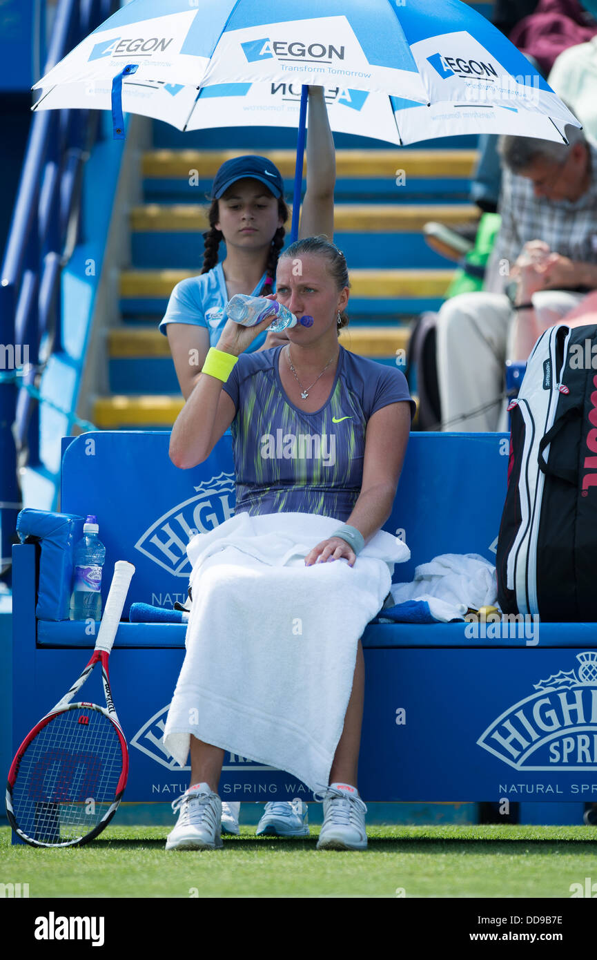 Petra Kvitova nimmt eine Pause zwischen den Spielen auf einer blauen Spieler Bank bei den Aegon International Tennisturnier in Eastbourne. Stockfoto