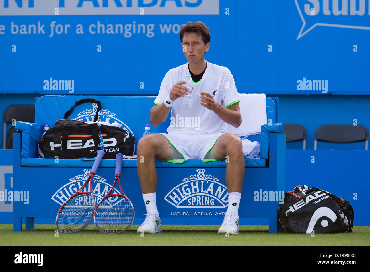 Sergiy Stakhovsky nimmt eine Pause zwischen den Spielen auf einer blauen Spieler Bank bei den Aegon International Tennisturnier in Eastbourne Stockfoto