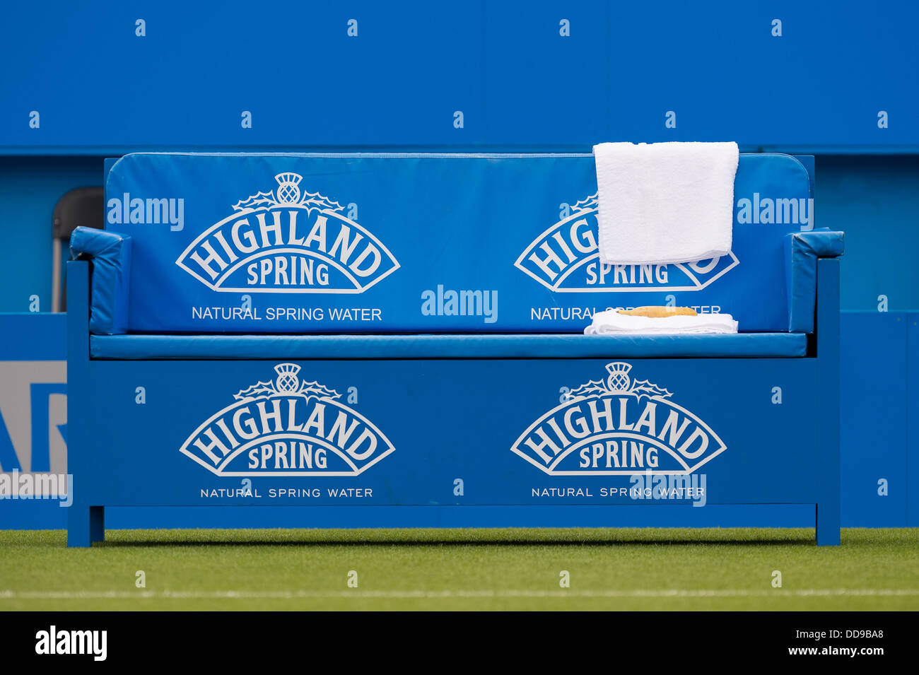 Eine leere Spieler Bank Spielfeldrand bei den Aegon International-Tennis-Turnier, Eastbourne. Handtücher und eine Banane sind angelegt Stockfoto