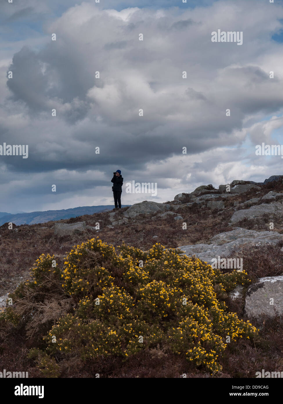 Wolkenformationen über Person Vogelbeobachtung im zeitigen Frühjahr in Plockton an der nördlichen Westküste Schottlands, UK Stockfoto