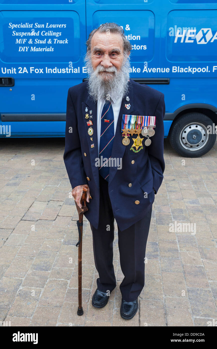 Lokalen Senioren, Blackpool, Lancashire, England Mann tragen Krieg Medaillen Stockfoto