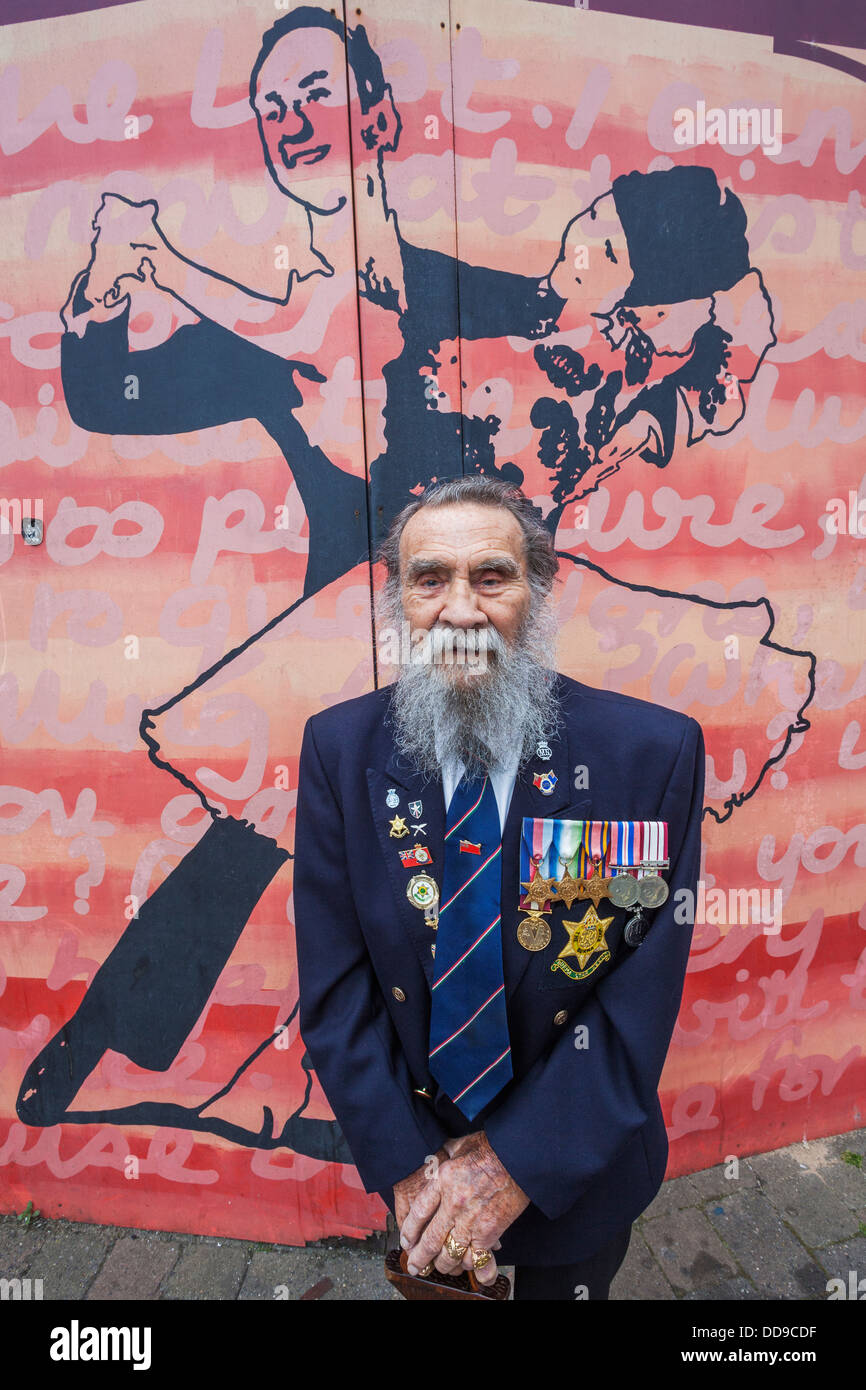 Lokalen Senioren, Blackpool, Lancashire, England Mann tragen Krieg Medaillen Stockfoto