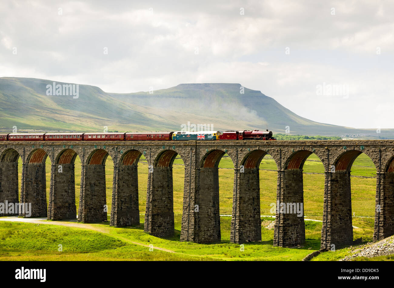 Dampf-Motor "Galatea" auf dem Ribblehead-Viadukt in den Yorkshire Dales mit Ingleborough über. Stockfoto