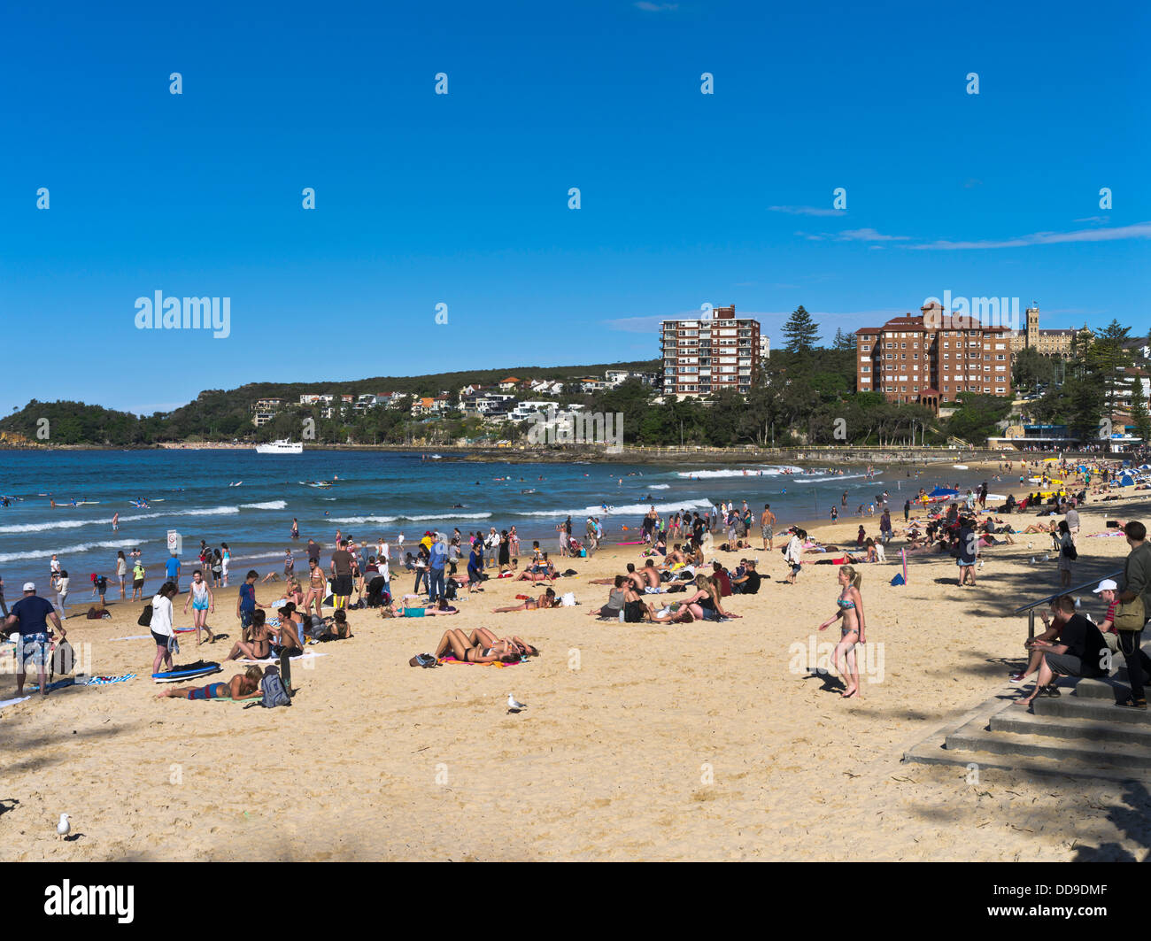 dh Manly Beach MANLY Australien Massen Austrailian Strand Leute zum Sonnenbaden sydney Stockfoto