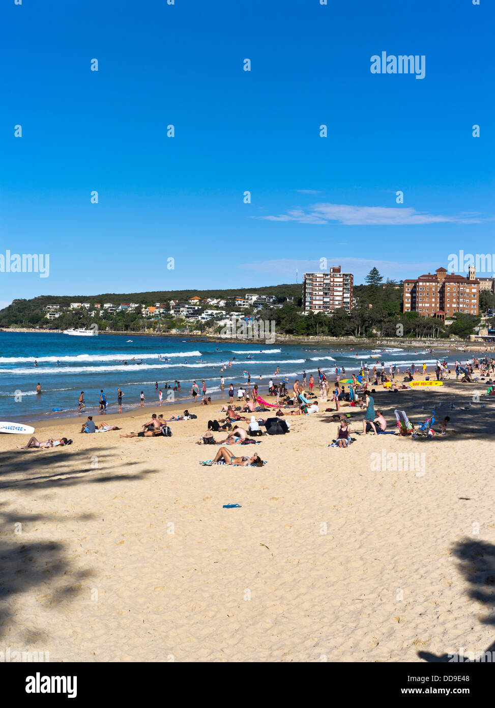 dh Manly Beach MANLY Australien Massen Austrailian Strand Leute zum Sonnenbaden sydney Stockfoto