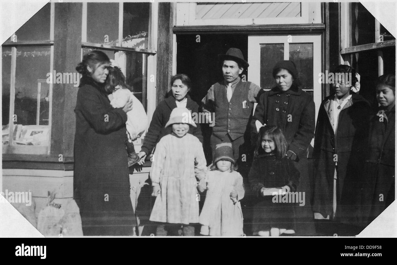 Eine indische Familie ist auf einem Foto dargestellt, das das traditionelle Familienleben und kulturelle Werte repräsentiert. Stockfoto