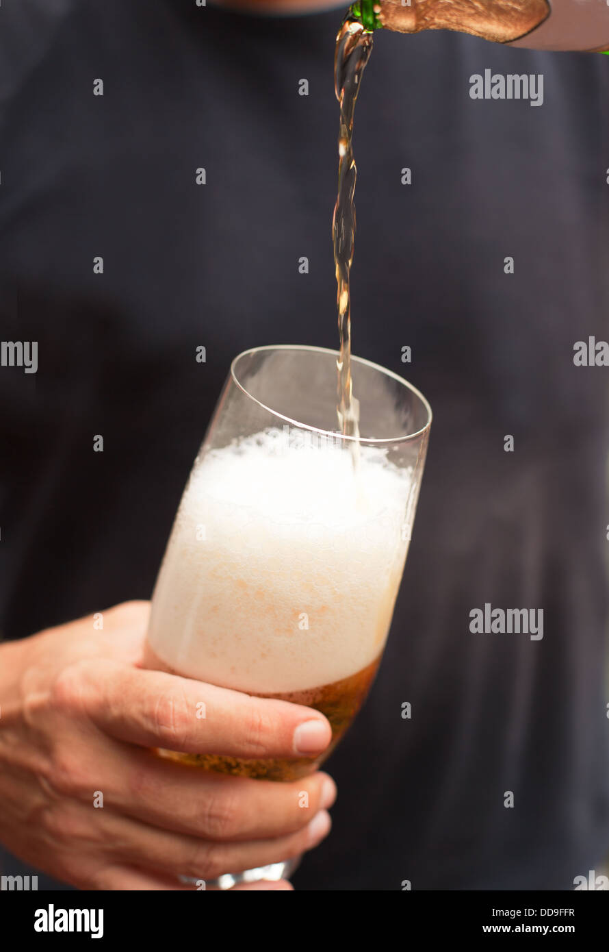 Glas mit Bier zu füllen Stockfoto