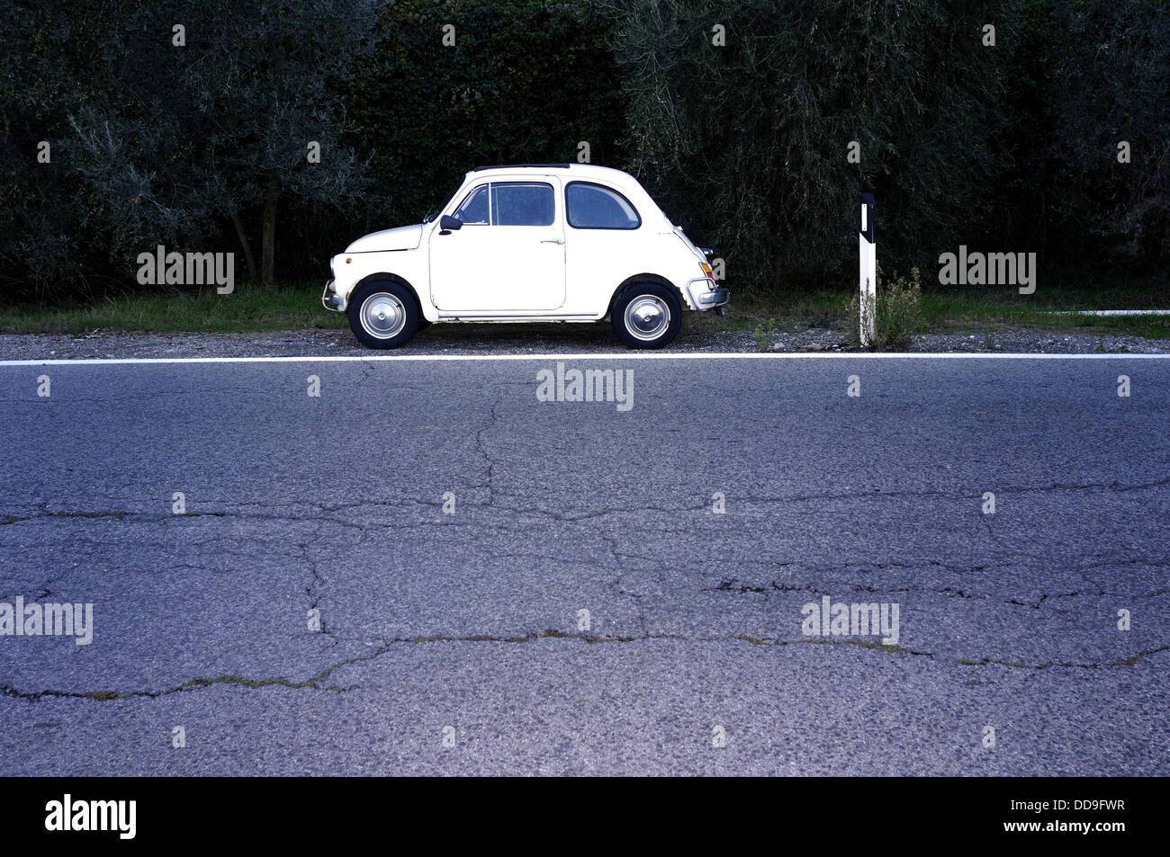 Alte italienische Auto 500 FIAT auf einer einsamen Straße Stockfoto