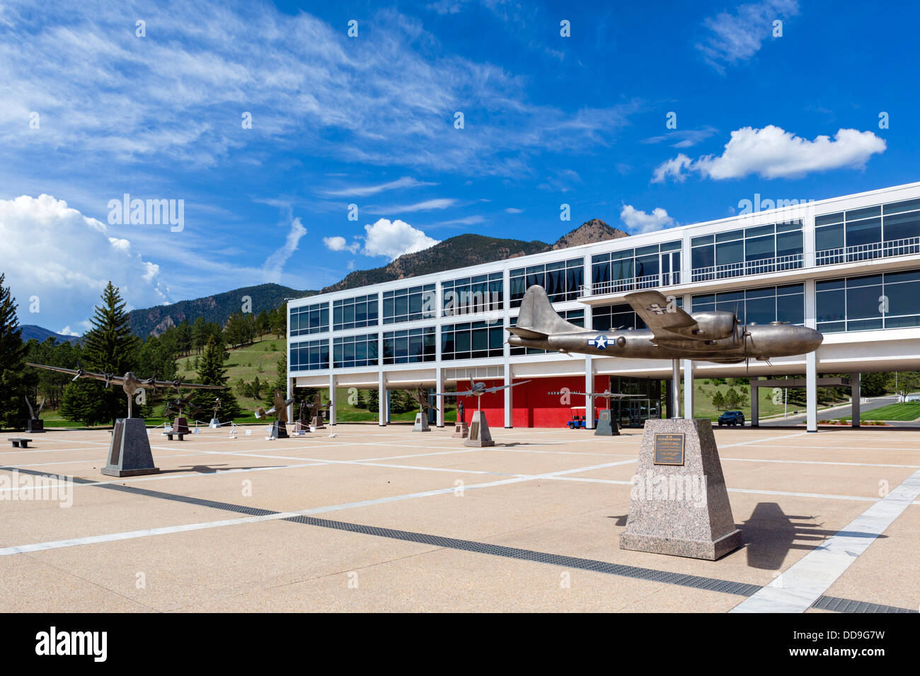 Flugzeugmodelle in Ehren Court-Bereich mit Harmon Halle hinter United States Air Force Academy, Colorado Springs, Colorado, USA Stockfoto