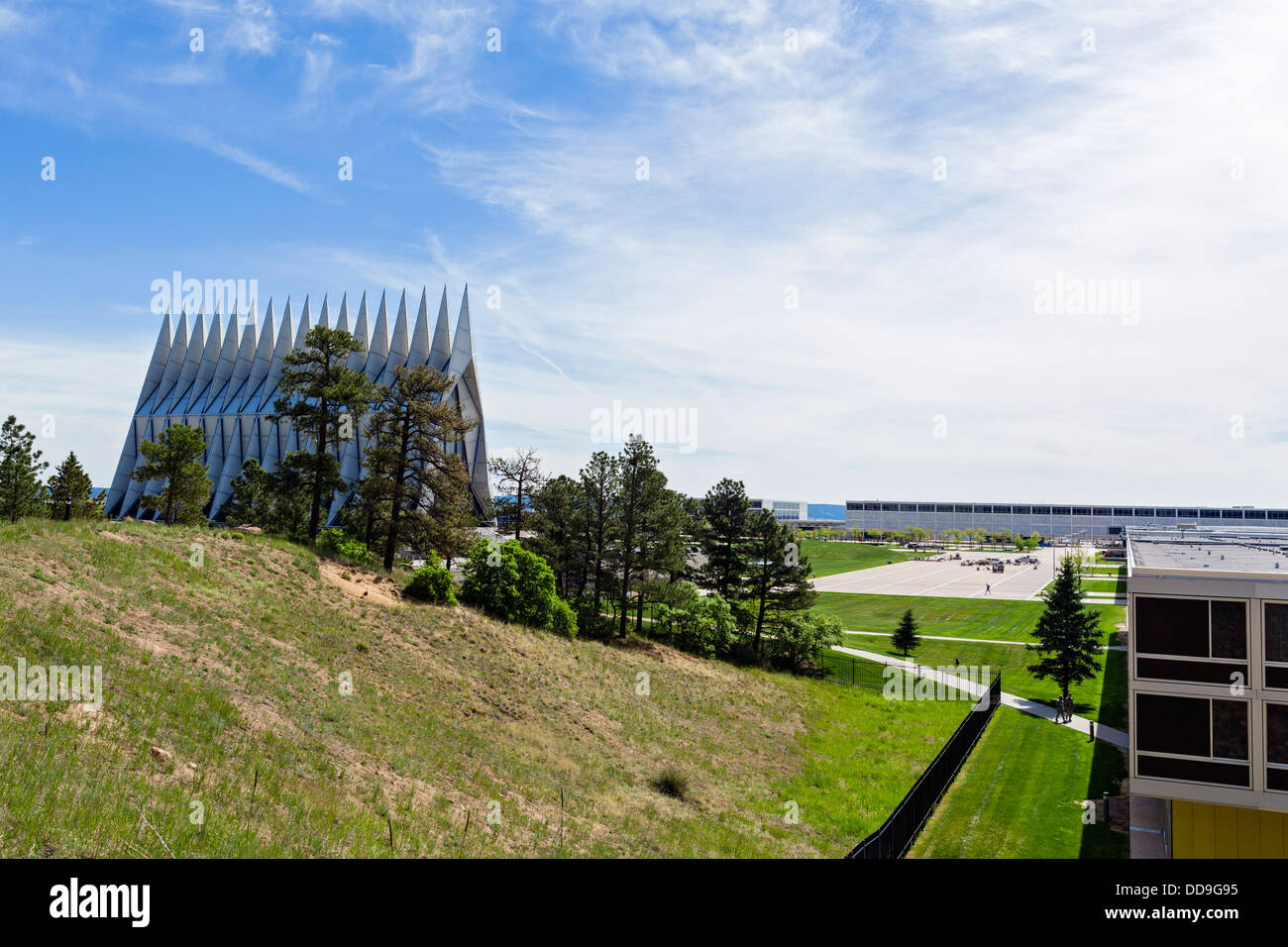 Cadet Chapel und Exerzierplatz an der United States Air Force Academy in Colorado Springs, Colorado, USA Stockfoto